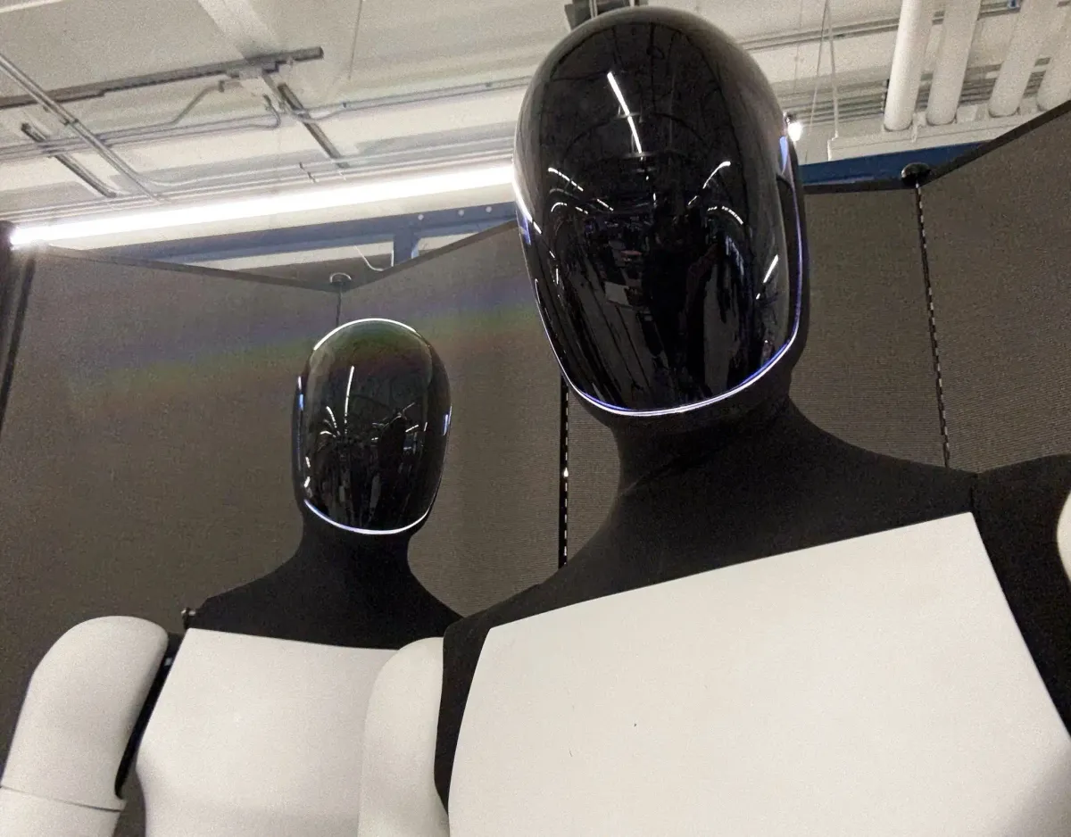 Tesla, il robot Optimus perde un pezzo: Milan Kovac lascia l'azienda di Elon Musk