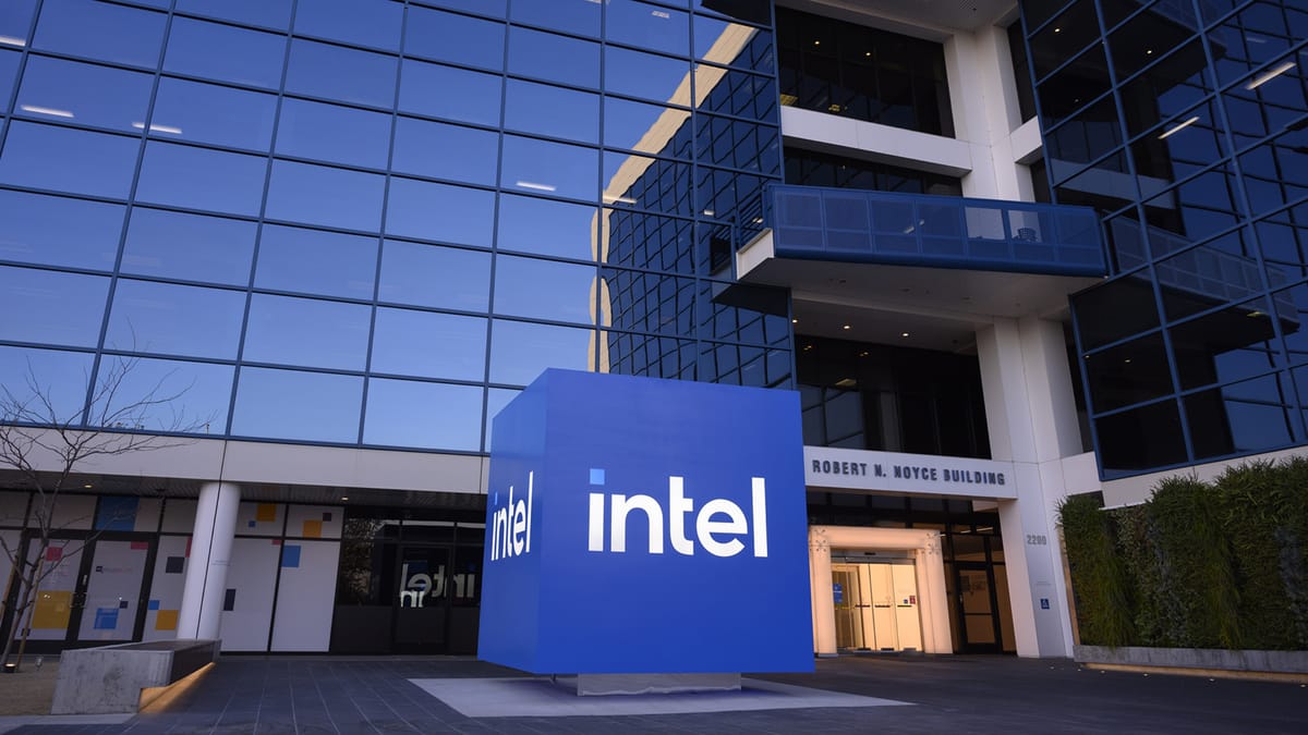 Intel declassata da Fitch con outlook negativo: il successo dei nuovi prodotti diventa cruciale
