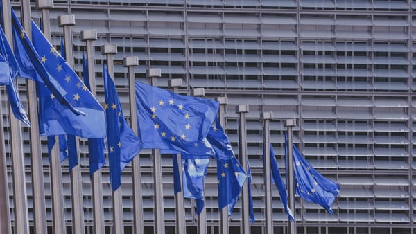 Mercato smartphone: calo del 2% in Europa nel Q1 2025, ma crescono i modelli premium