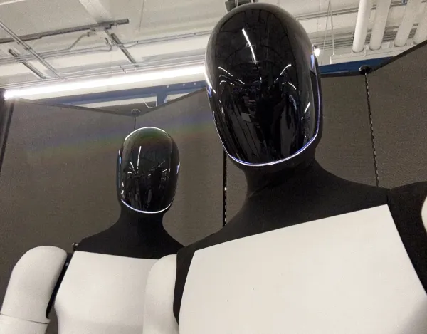 Tesla, il robot Optimus perde un pezzo: Milan Kovac lascia l'azienda di Elon Musk
